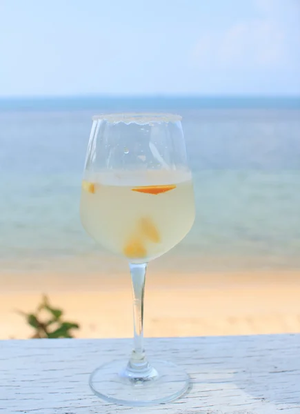 Margarita cocktail on beach — Stock Photo, Image