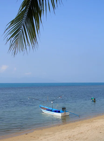 La spiaggia e la barca — Foto Stock