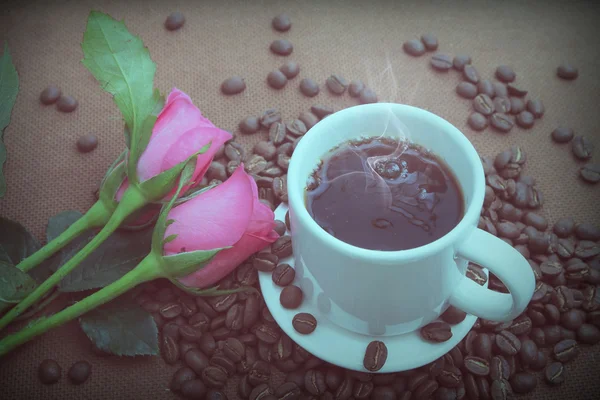 Xícara de café e rosa rosa — Fotografia de Stock