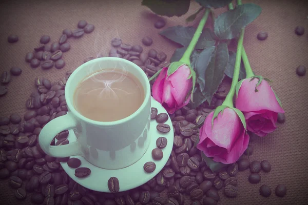 Tasse Kaffee und rosa Rose — Stockfoto