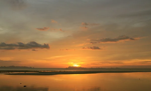 热带生动的夕阳的天空和大海 — 图库照片