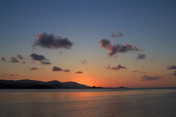 Tropikal canlı günbatımı gökyüzü ve deniz — Stok fotoğraf