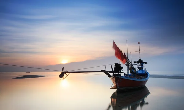 Longtail boot in zonsopgang — Stockfoto