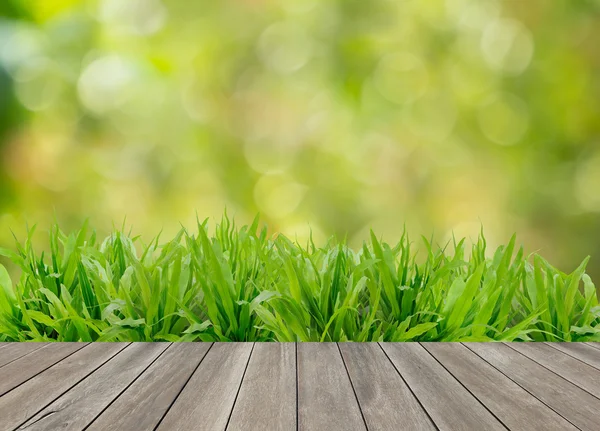 Деревянный пол и трава — стоковое фото