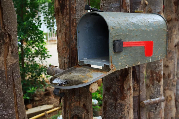 Стара поштова скринька на паркані з дерева Стокове Фото