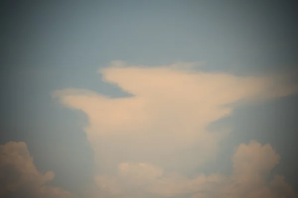 Wolken und Wolkenkratzer — Stockfoto