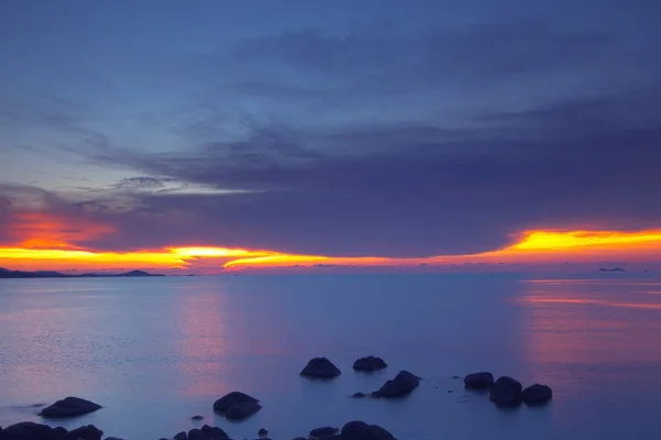 Coucher de soleil ciel et mer tropicale — Photo