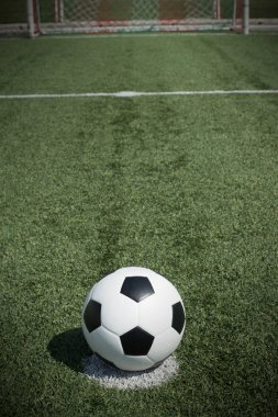 sahada futbol topu