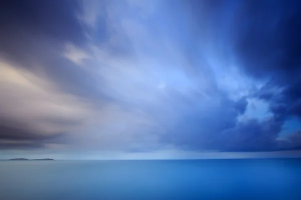 Gewitterwolke und Himmel in der Abenddämmerung — Stockfoto