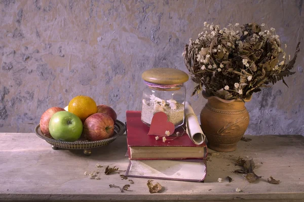 Яблуко фрукти і стара книга — стокове фото