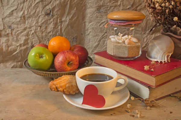 Kaffe frukost, äpplen och bok — Stockfoto