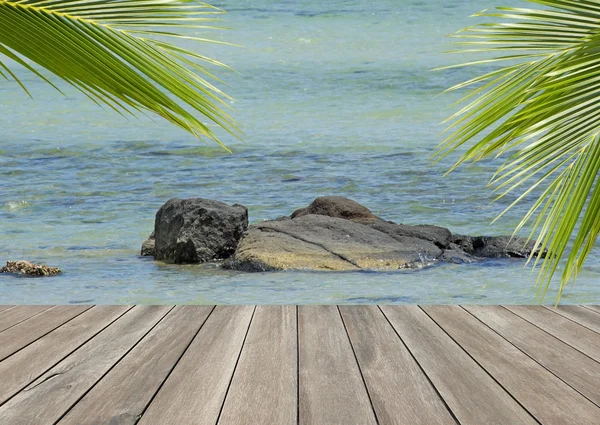 Tablón de madera sobre la playa — Foto de Stock