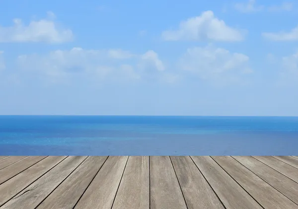 Pavimento in legno con cielo e mare — Foto Stock