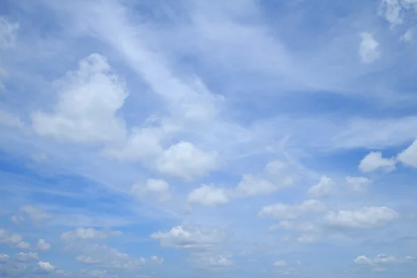 Ciel bleu et nuages blancs fond — Photo
