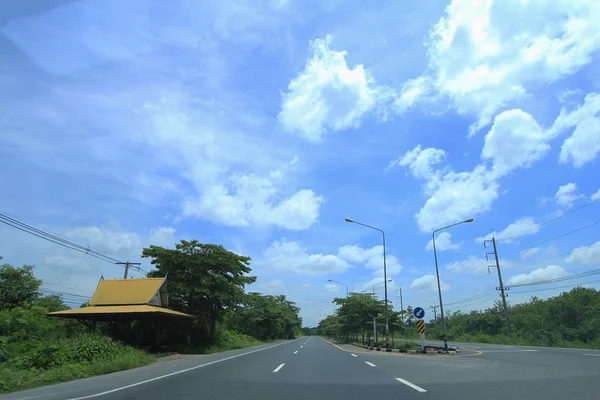 Carretera en el condado con fondo de cielo azul — Foto de Stock