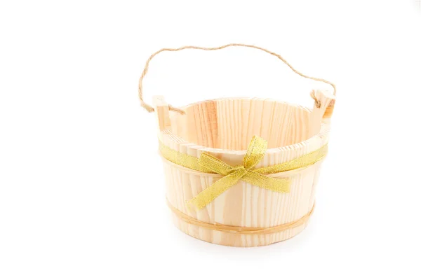Ξύλο βάζο δώρο κουβά με Χρυσή κορδέλα που απομονώνονται σε λευκό — Φωτογραφία Αρχείου