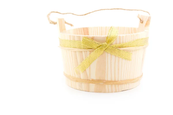 Ξύλο βάζο δώρο κουβά με Χρυσή κορδέλα που απομονώνονται σε λευκό — Φωτογραφία Αρχείου