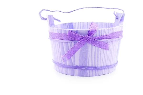 Подарок из ведра с фиолетовой лентой, изолированный на белом — стоковое фото