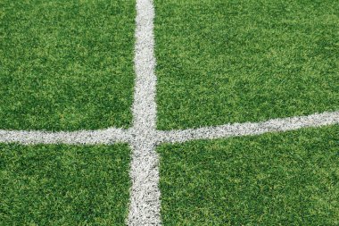 Futbol topu yeşil çim sahası