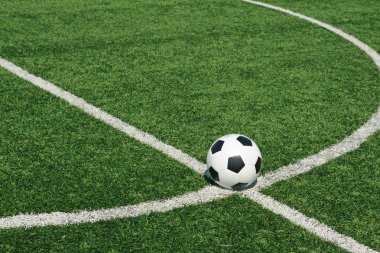 Futbol topu yeşil çim sahası