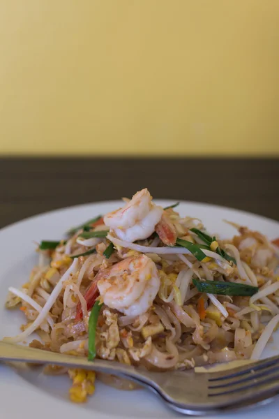 Pad thai- nouilles sautées. Les plats nationaux de la Thaïlande — Photo