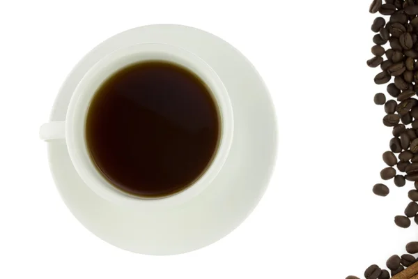 Copo de café branco e feijão isolado no fundo branco — Fotografia de Stock