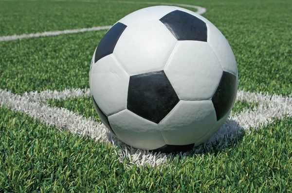 Soccer ball green grass field — Stock Photo, Image