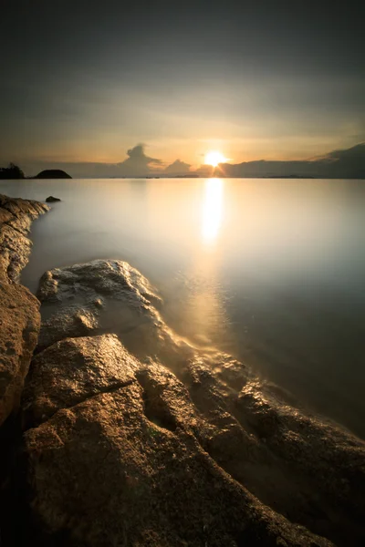Παραλία ηλιοβασίλεμα με ανάγλυφη επιφάνεια βράχου — Φωτογραφία Αρχείου