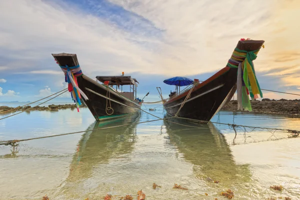 Barco de cola larga al amanecer en Tailandia, Técnica de larga exposición — Foto de Stock