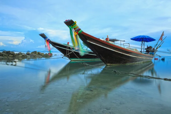 Barco de cauda longa ao amanhecer na Tailândia, técnica de exposição longa — Fotografia de Stock