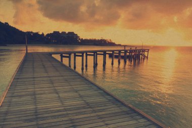 Antika ahşap köprü yolu plaj gündoğumu