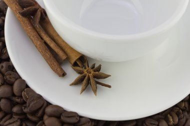 Beyaz kahve Kupası anason ve tarçın, üzerinde beyaz adam izole