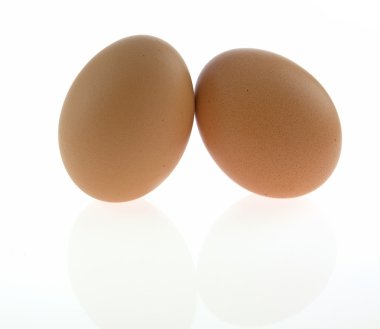 Beyaz arka plan üzerinde izole taze Çift yumurta