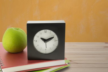 Dizüstü bilgisayarlar, saat ve elma ahşap tahta üzerinde ayarla