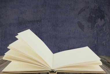 Defter grunge arka plan ile ahşap zemin üzerinde geri dönüşüm