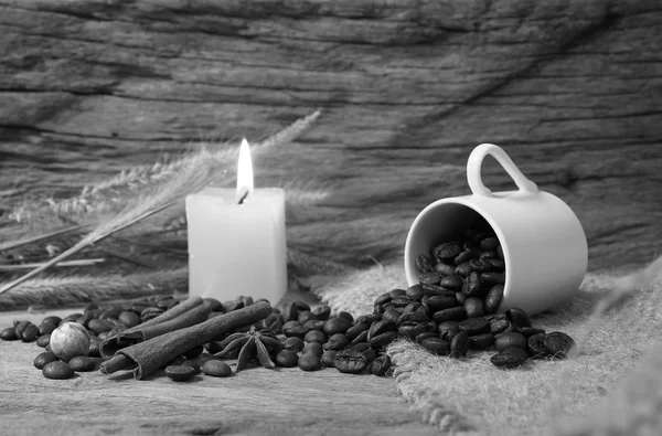 静物ロースト コーヒー豆、アワ w で焼かれたキャンドル — ストック写真