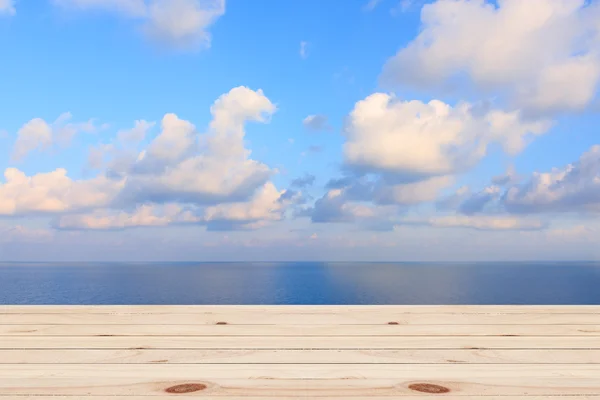 Suelo de madera con fondo azul cielo marino — Foto de Stock