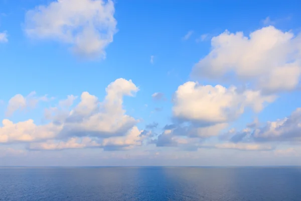 황금 빛으로 푸른 하늘과 구름 배경 — 스톡 사진