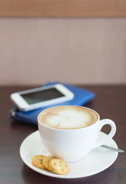Šálek kávy a sušenky na dřevěné desce — Stock fotografie