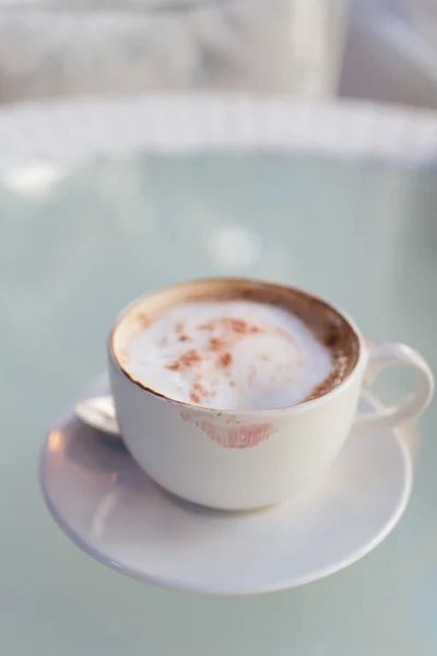 Kiss on coffee cup — Stock Photo, Image