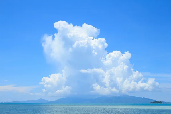 Paisaje marino de verano con fondo de cielo azul — Foto de Stock