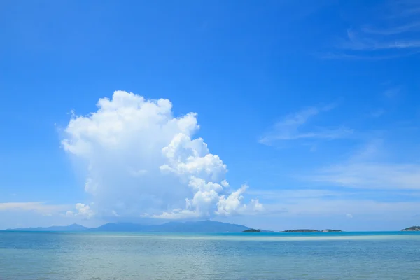 Summer seascape with blue sky background — Stock Photo, Image