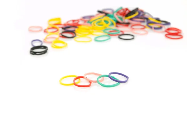 Bandas elásticas coloridas isoladas em um fundo branco — Fotografia de Stock