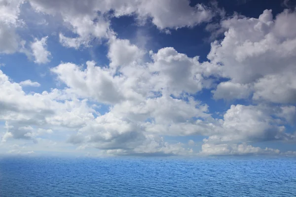 Estate paesaggio marino con sfondo cielo blu — Foto Stock