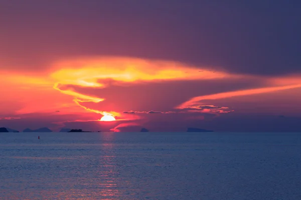 戏剧性的全景的柔和的夕阳的背景 — 图库照片