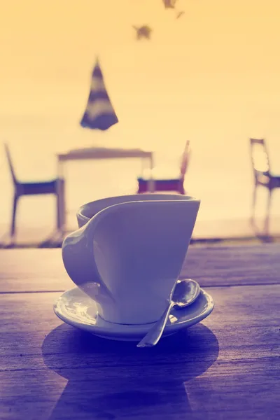 Pausa para el café por la tarde junto a la playa en estilo vintage — Foto de Stock