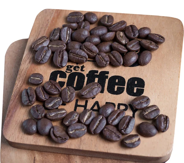 Geröstete Kaffeebohnen Und Kaffee Text Auf Holztablett Isoliert Auf Weiß — Stockfoto