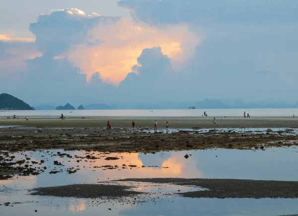 戏剧化的日落海滩天空柔和柔和的彩绘暮色烘焙场 — 图库照片