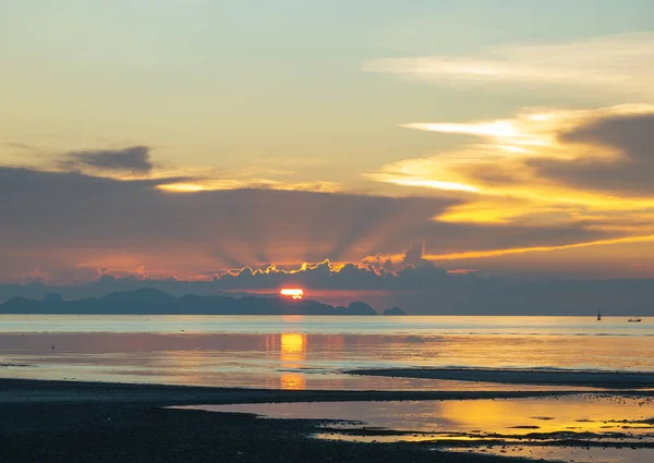 Drammatico Tramonto Spiaggia Cielo Morbido Colori Pastello Crepuscolo Bakground — Foto Stock