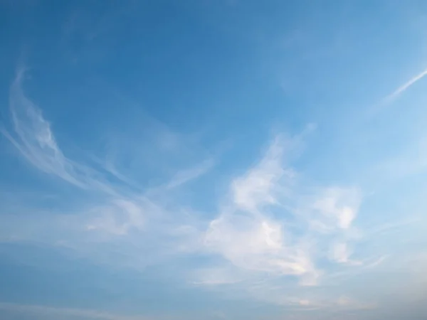 Cielo Azul Brillante Pluffy Nubes Blancas Amanecer Fondo Pantalla Imagen De Stock